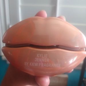 KKW Fragrance Nude lips